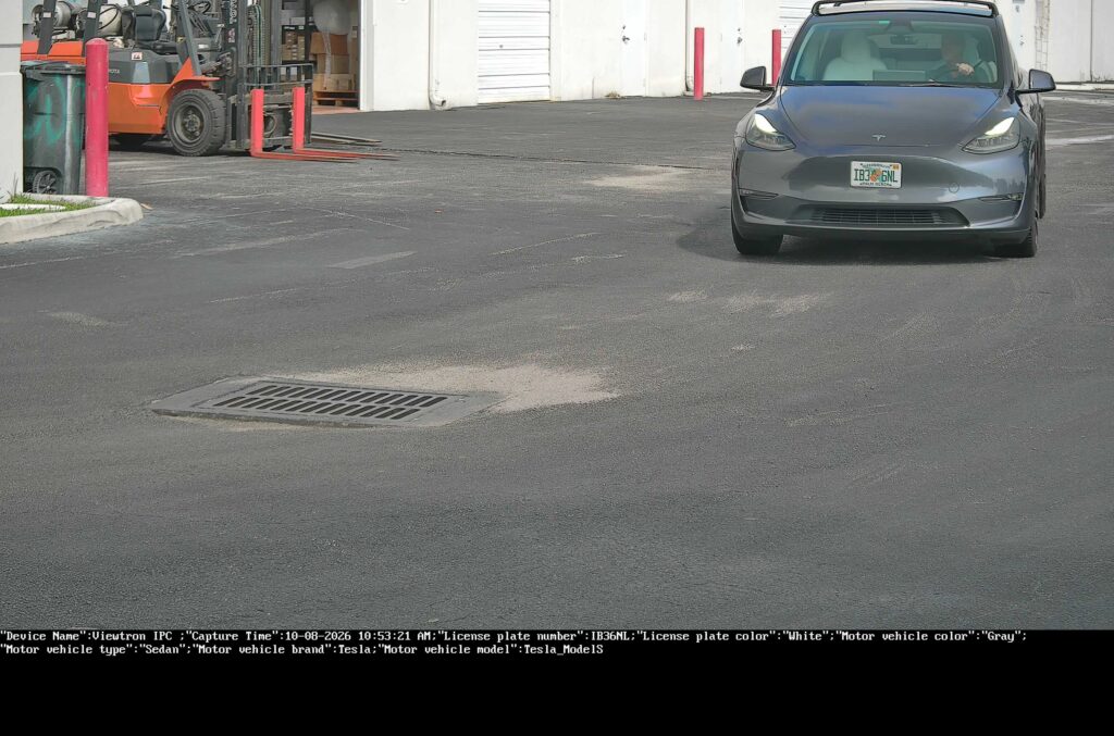 Viewtron LPR-IP4 overview image of a car with plate IB36NL driving toward the camera
